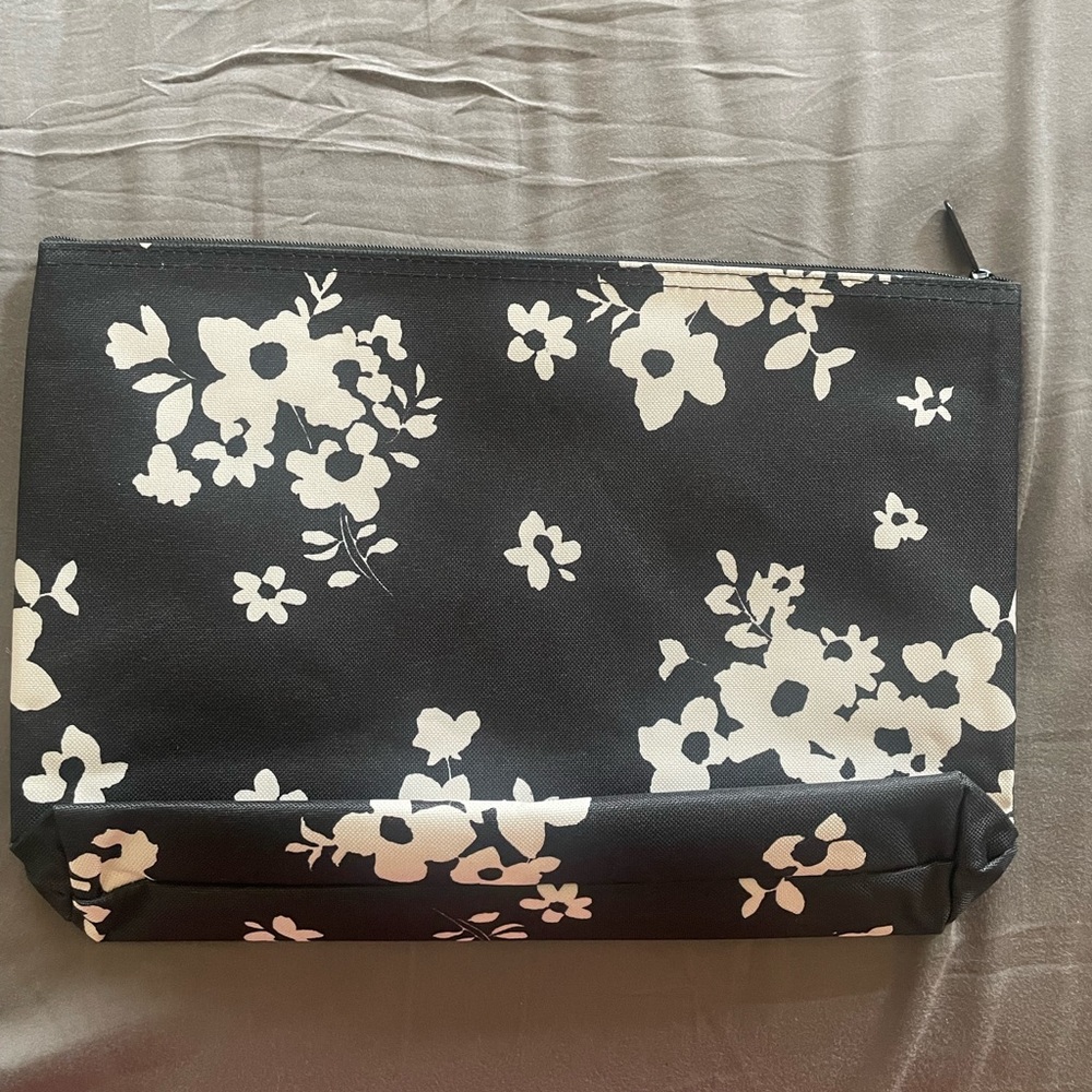 Thirty One Simply Floral zipper pouch
